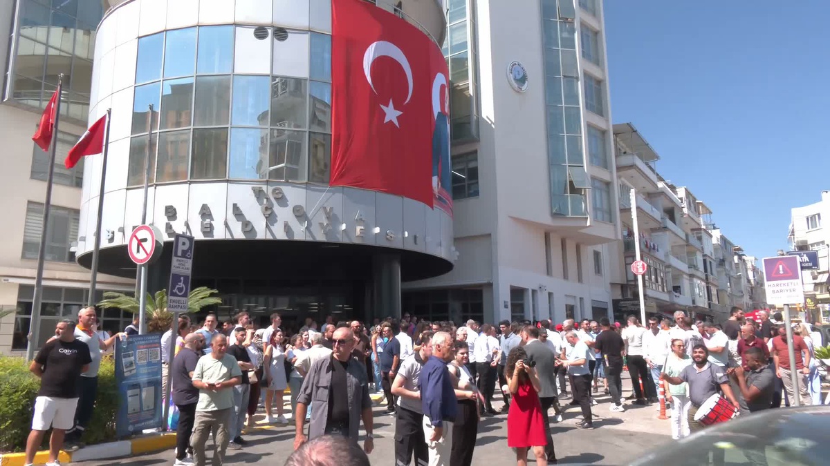 Görevine iade edilen Balçova Belediye Başkanı Yiğit, mesaisine başladı