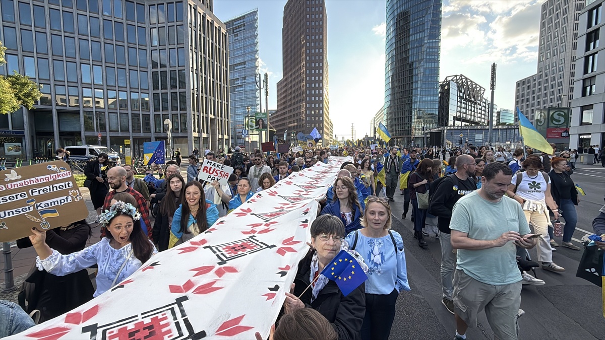 Ukraynalılardan Berlin\'de Bağımsızlık Günü Gösterisi