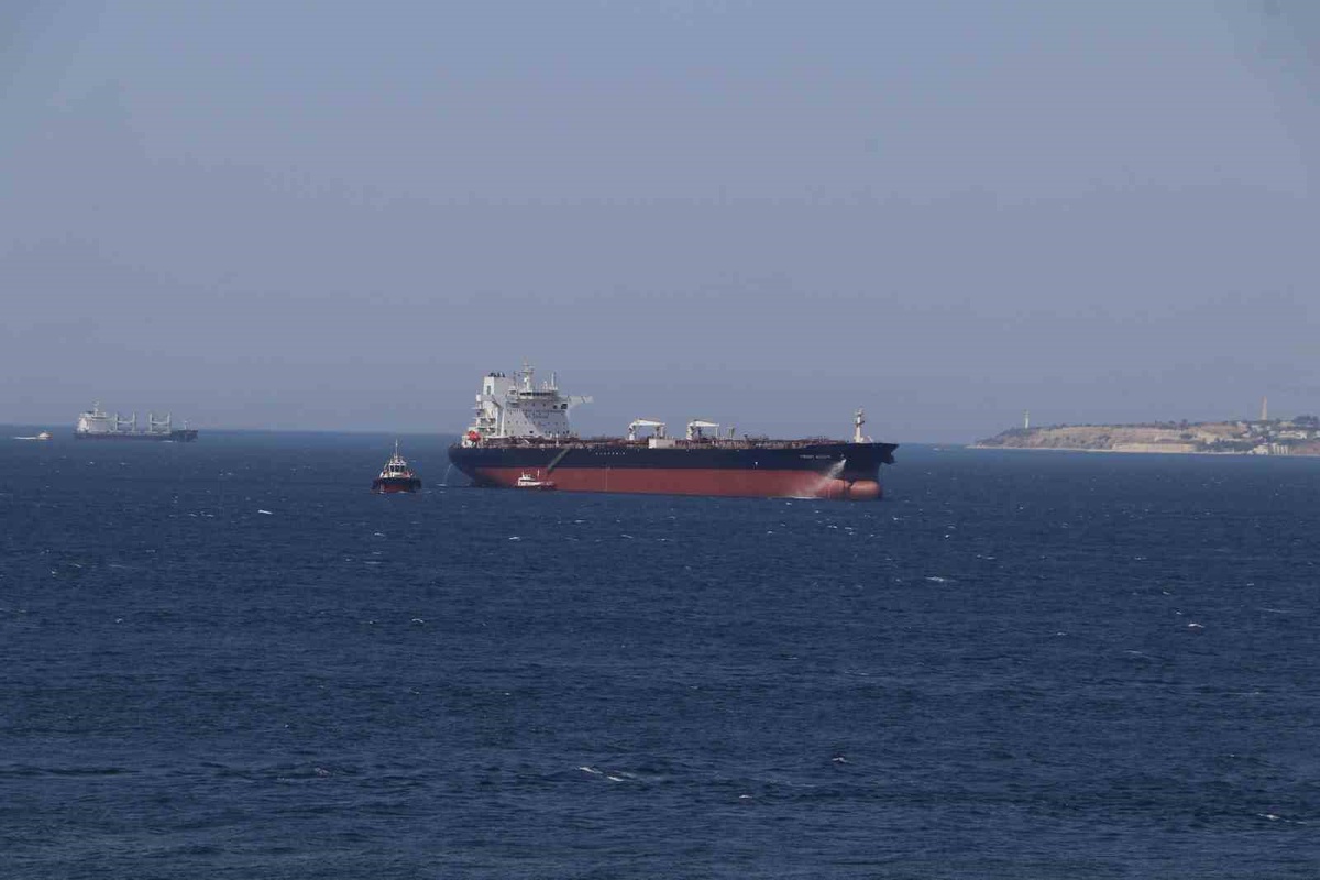 Dümen Arızası Yapan Tanker Çanakkale'de Demirledi