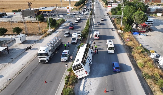 Bucak'ta Tur Otobüsü Devrildi, Yolcular Sağ