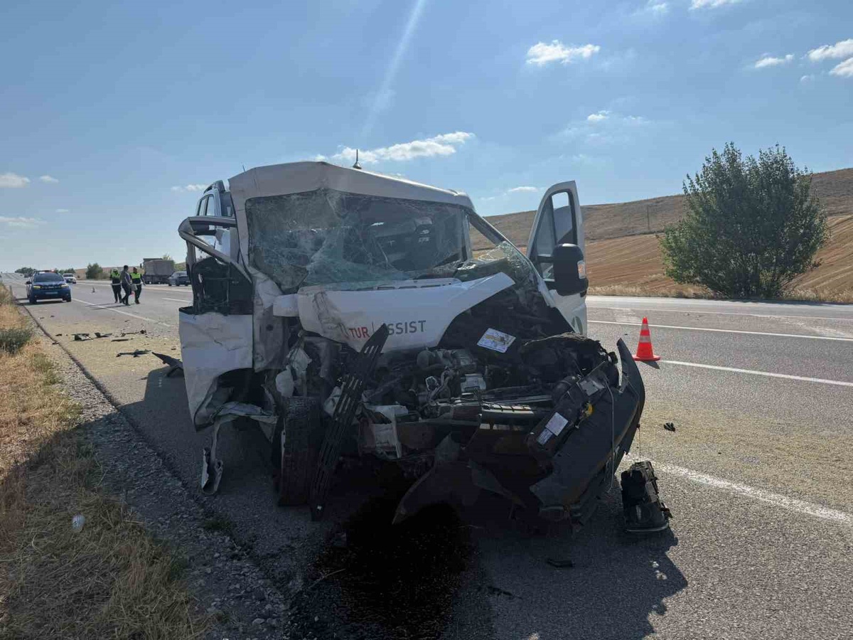 Çorum'da Traktöre Çekici Çarptı: 1 Yaralı