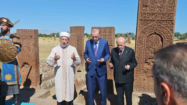 Erdoğan Ahlat'ta Kabine Toplantısı Öncesi Selçuklu Kabristanını Ziyaret Etti