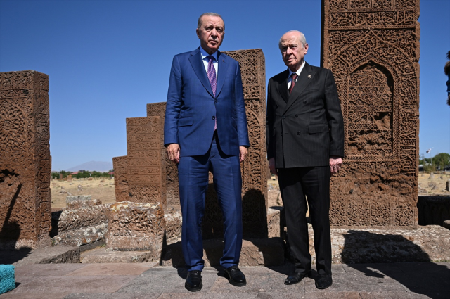 Cumhurbaşkanı Erdoğan ve Devlet Bahçeli, Ahlat Selçuklu Kabristanı'nı ziyaret etti