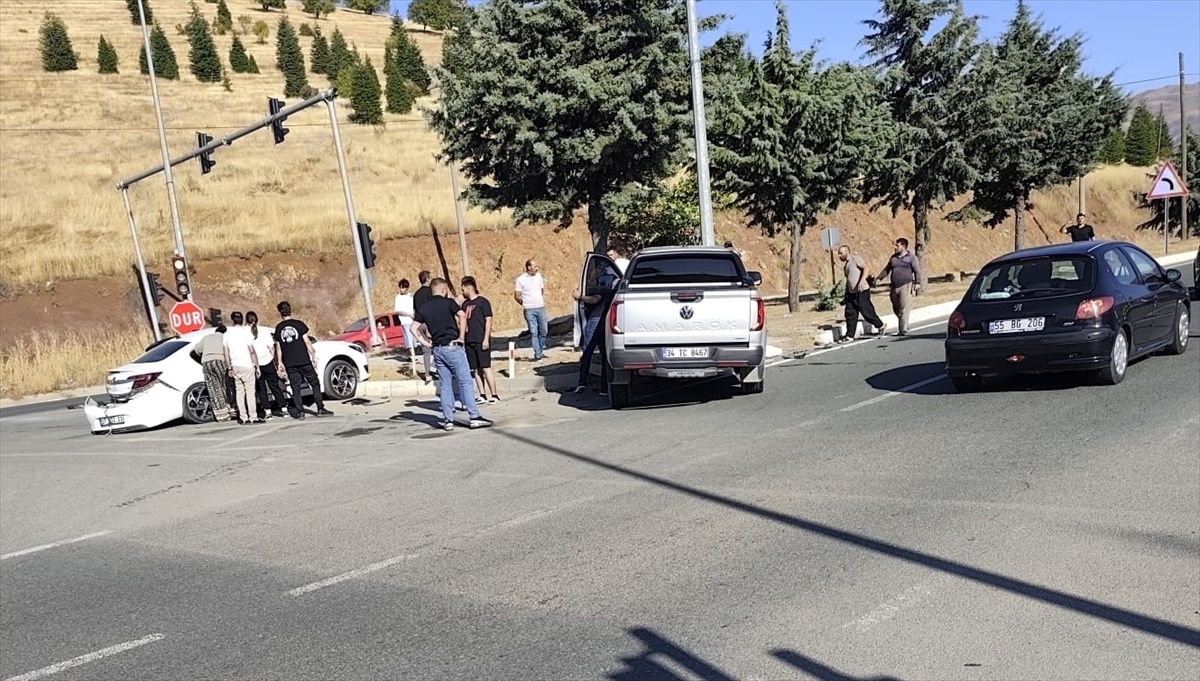 Elazığ'da Trafik Kazası: 4 Yaralı