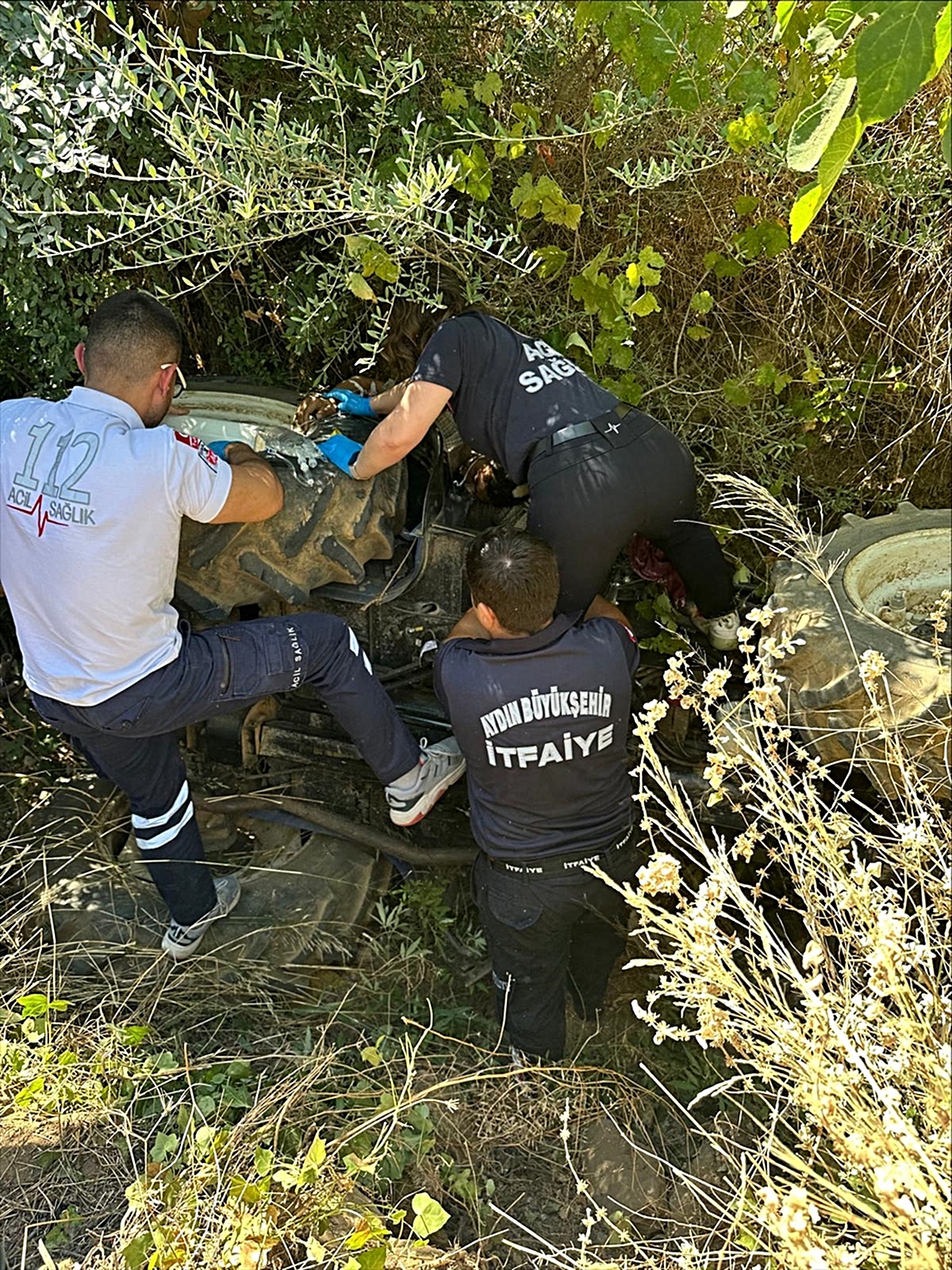 Traktör şarampole devrildi: 2 yaralı