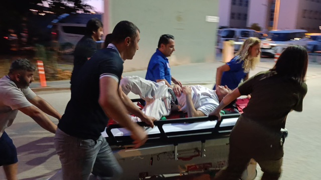 Bursa'da doktor, motosiklet kazasındaki yaralıya yardım için duvardan atladı