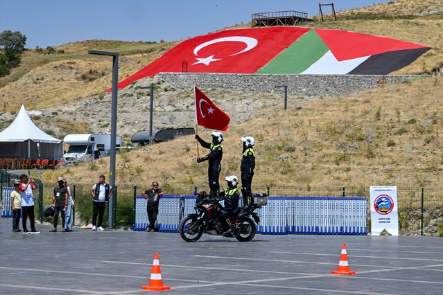 Malazgirt Zaferi'nde Jandarma ve Polisten Nefes Kesen Gösteri