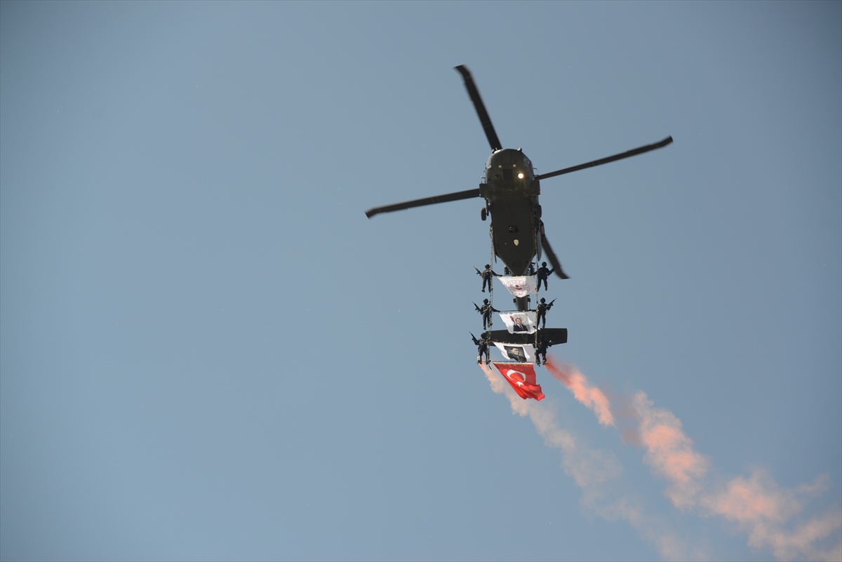 Malazgirt'te Jandarma Helikopter Gösterisi