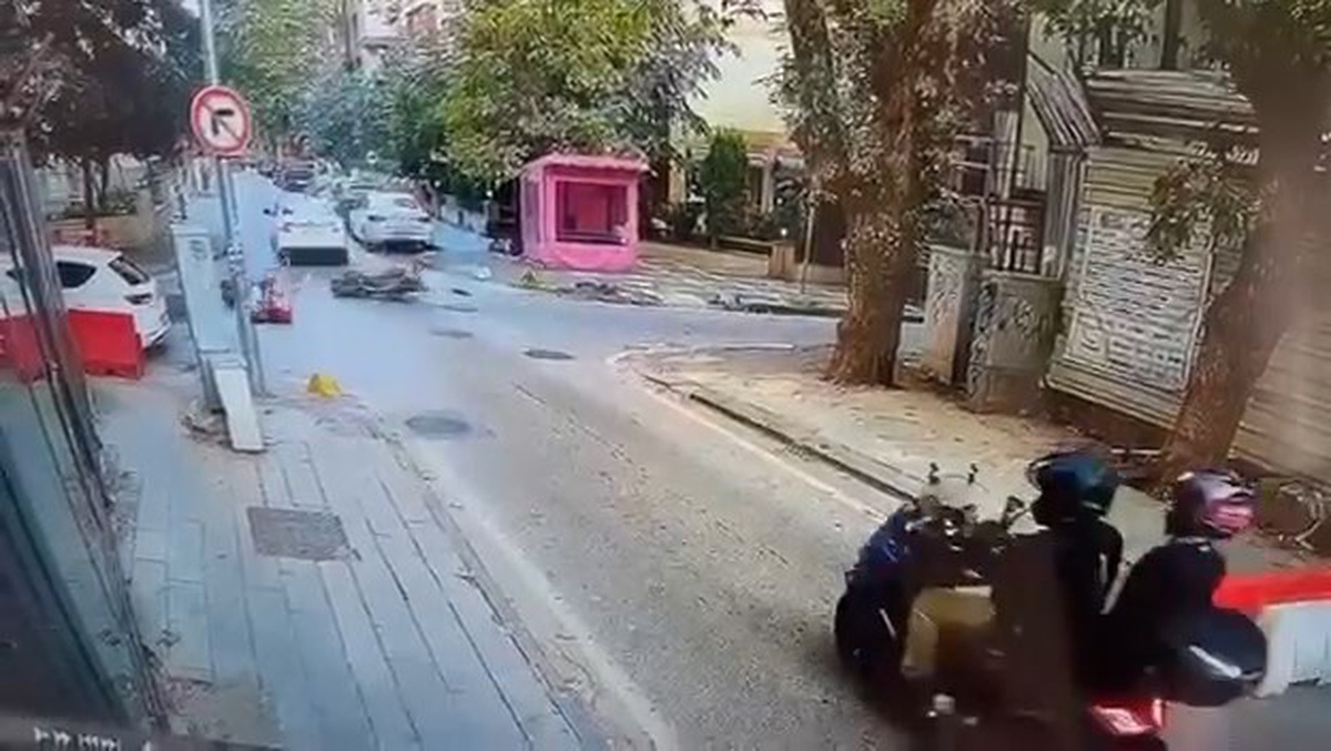 Kadıköy'de Motosiklet ve Otomobil Çarpıştı