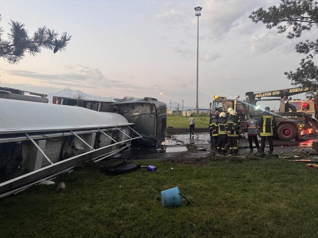 Kayseri'de Otobüs ile Tanker Çarpıştı: 35 Yaralı