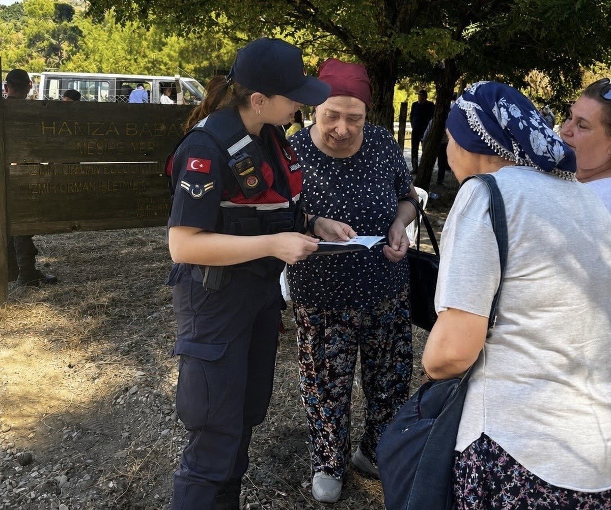 Kemalpaşa’da jandarmadan kadınlara ’KADES’ ve ’Kadına El Kalkamaz’ bilgilendirmesi