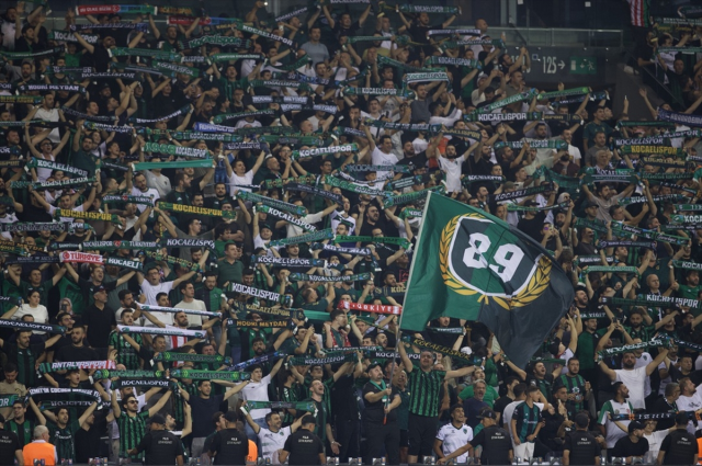 Kocaelispor-Amedspor maçında tribünler geceye damga vurdu