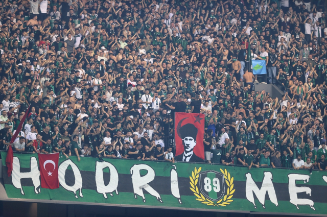 Kocaelispor-Amedspor maçında tribünler geceye damga vurdu