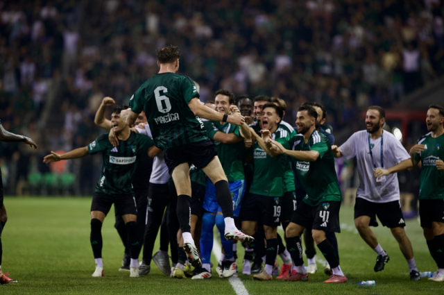Kocaelispor-Amedspor maçında tribünler geceye damga vurdu