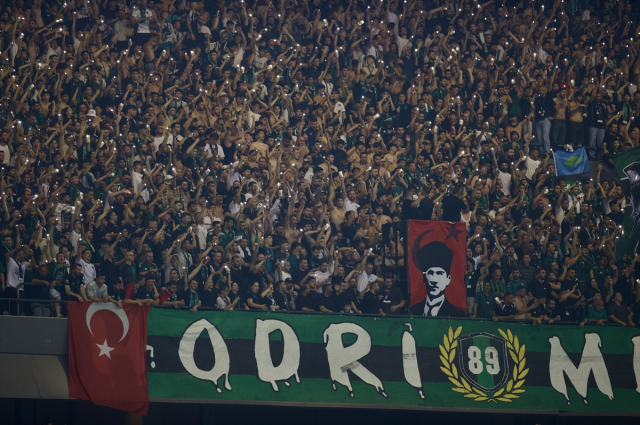 Kocaelispor-Amedspor maçında tribünler geceye damga vurdu