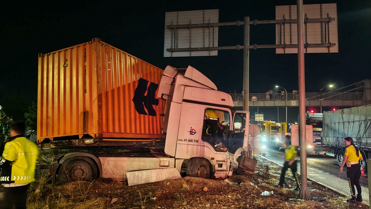 Kütahya'da Tır Kazası: Sürücü Sıkıştı