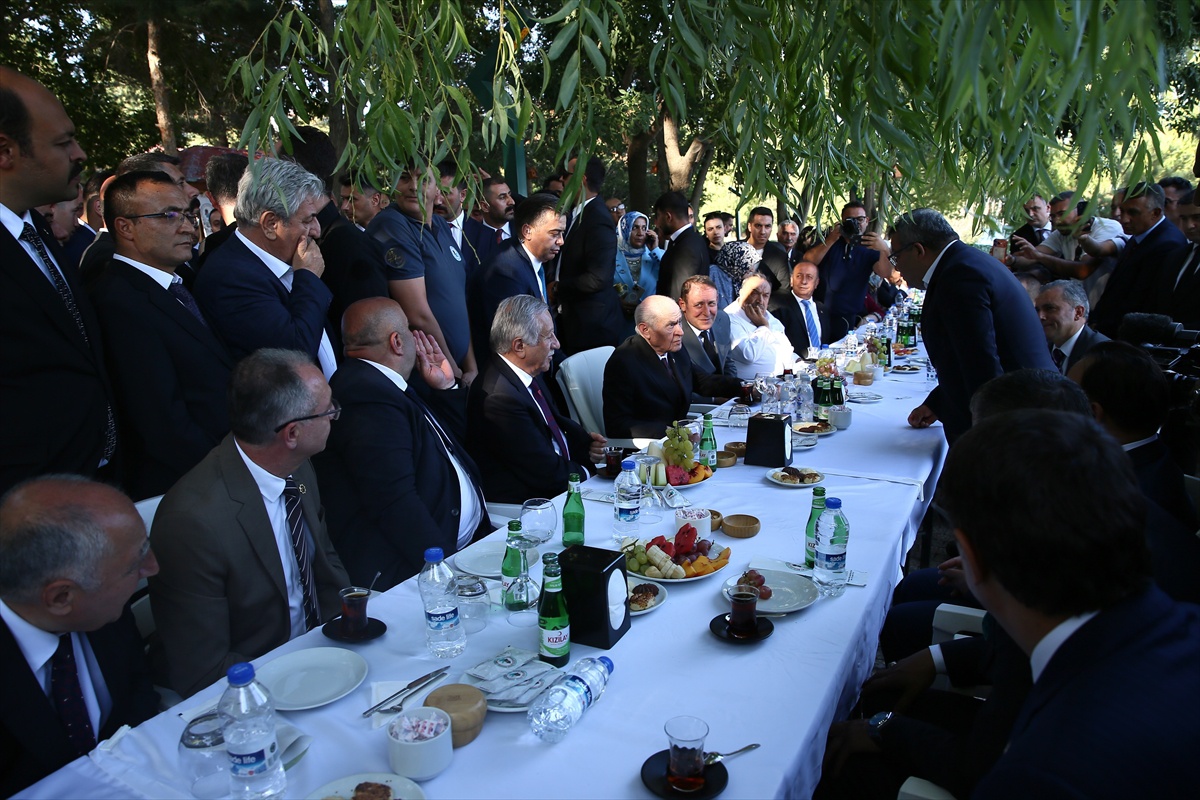 Bahçeli, Ahlat'ta vatandaşlarla buluştu