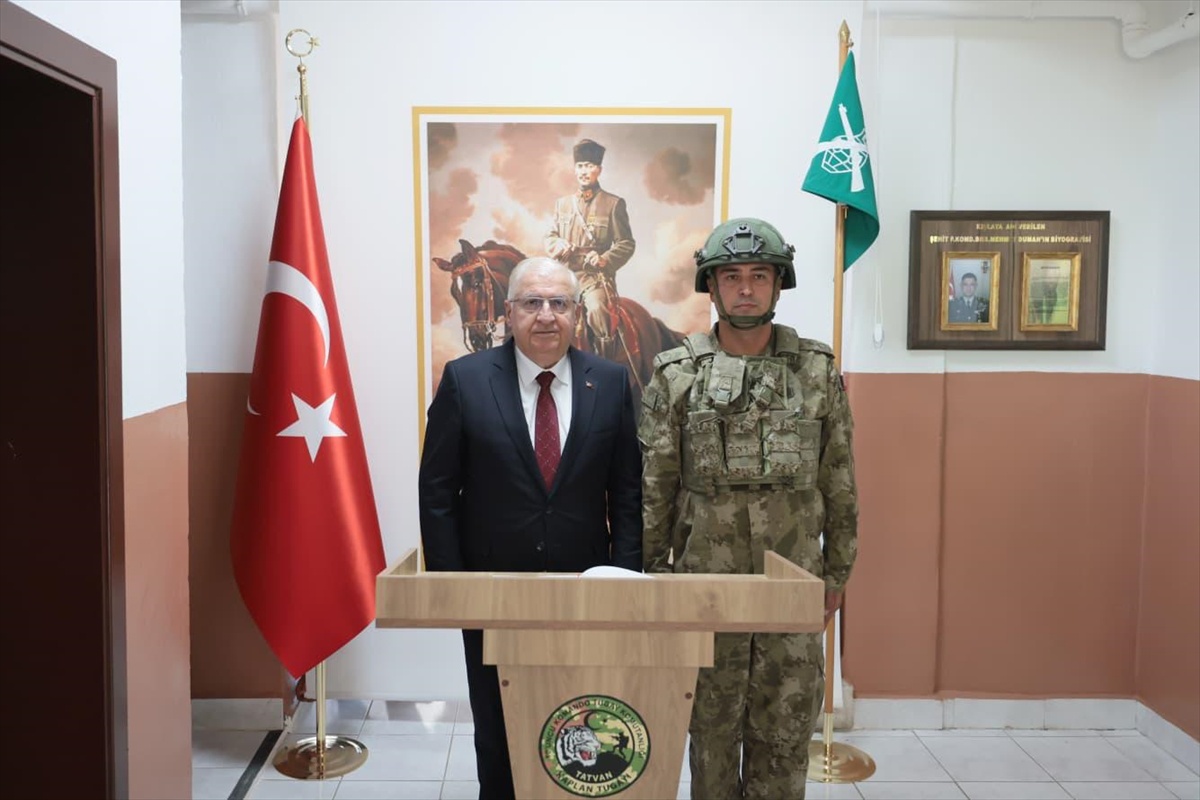 Bakan Güler, Komando Tugayında Denetleme Yaptı