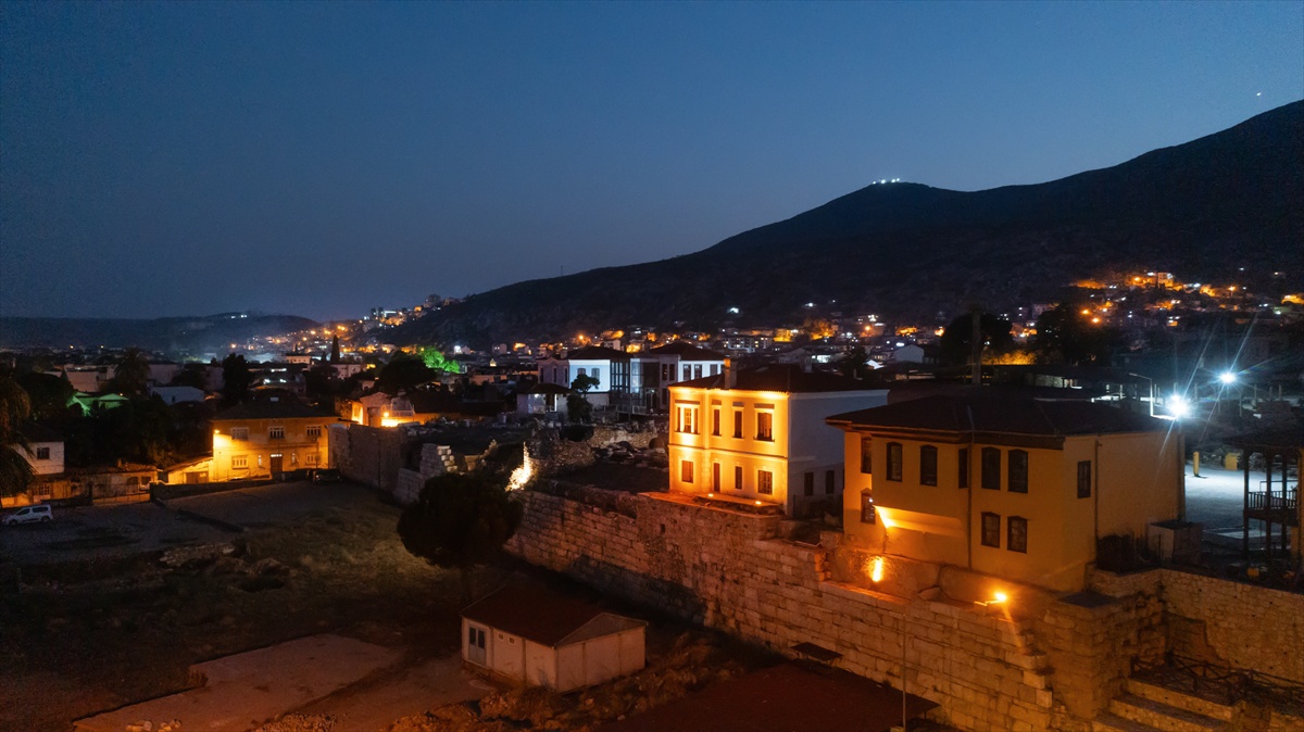 Milas\'ta Tarihi Yapılar Gece Işıklandırıldı