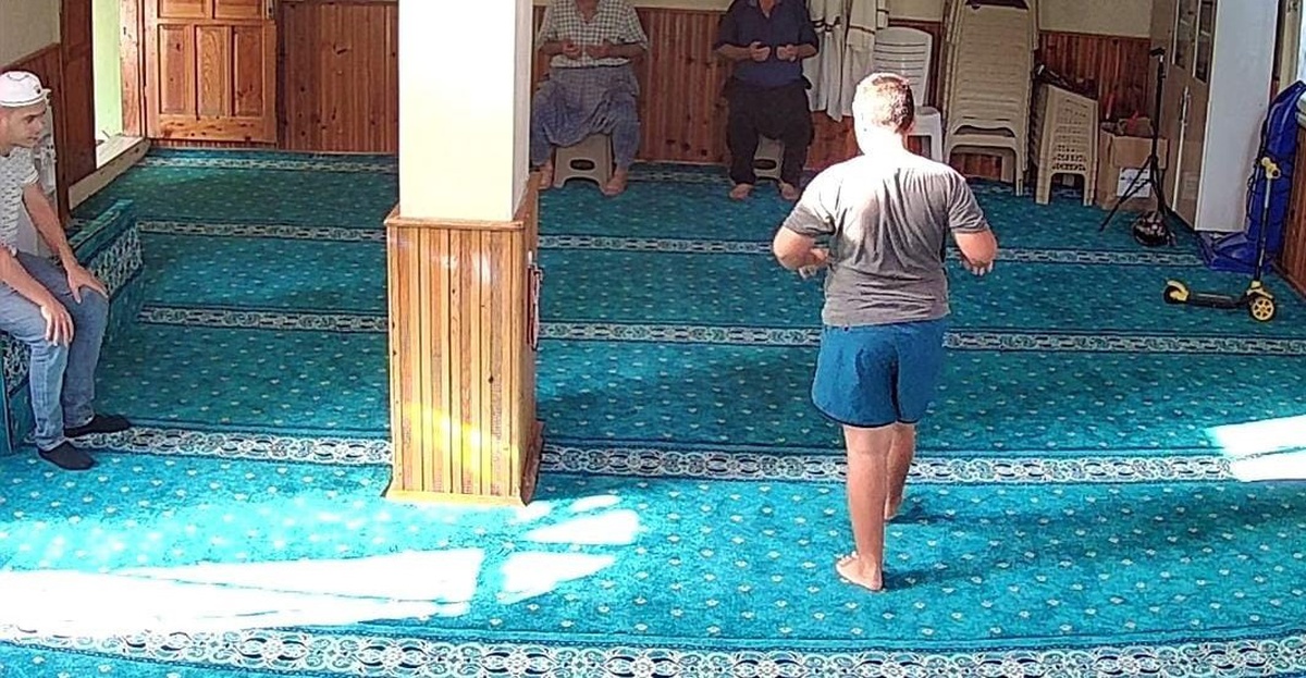 Camiye Şortla Gelen Çocuğa Cübbe Giydirildi
