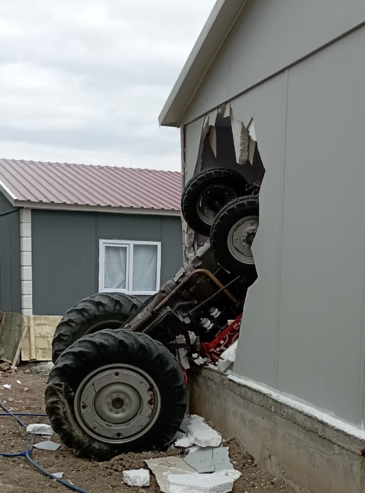 Traktör Ev Duvarına Çarptı, 8 Yaşındaki Kız Yaralandı