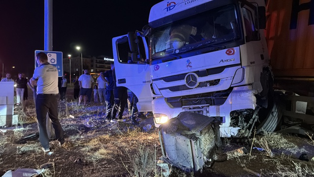Kütahya'da TIR Kazası: Sürücü Yaralandı