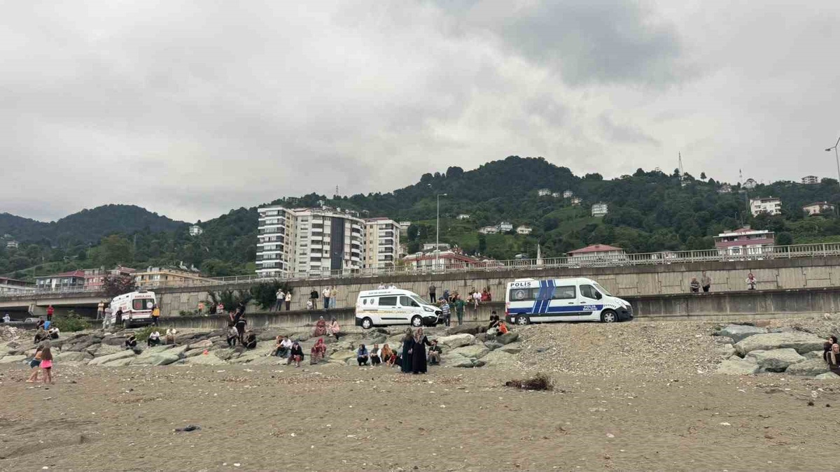 Çayeli'nde Kardeşler Denizde Kayboldu