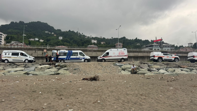 Rize’de denize giren iki kardeş dalgalara kapıldı, ailenin yüreği yandı