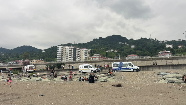 Rize’de denize giren iki kardeş dalgalara kapıldı, ailenin yüreği yandı