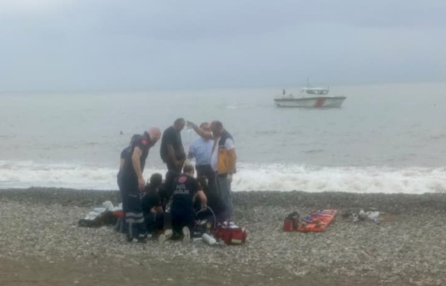 Rize’de denize giren iki kardeş dalgalara kapıldı, ailenin yüreği yandı