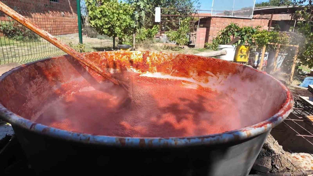 Kadınlar İmece ile Salça Yapıyor