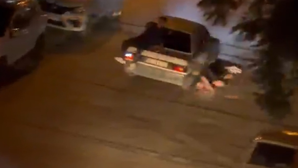 Gençler Bagajda Tehlikeli Yolculuk Yaptı