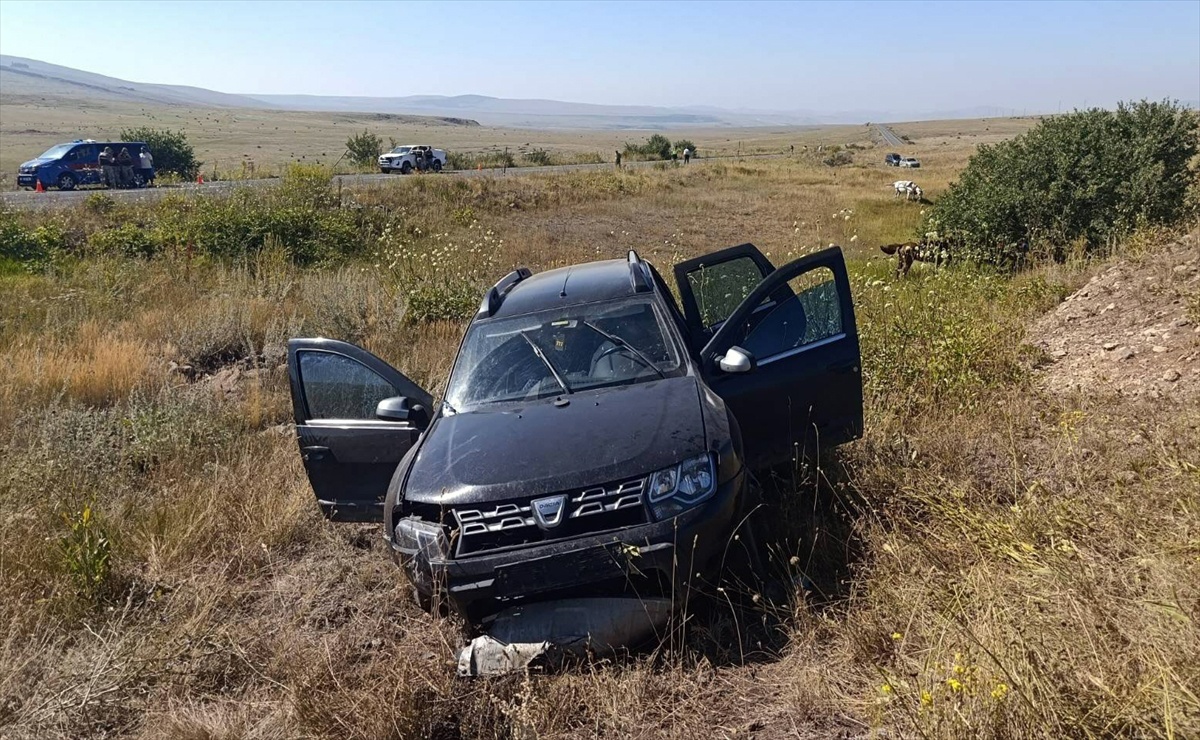 Sarıkamış\'ta SUV Aracın Kazası: 2 Yaralı