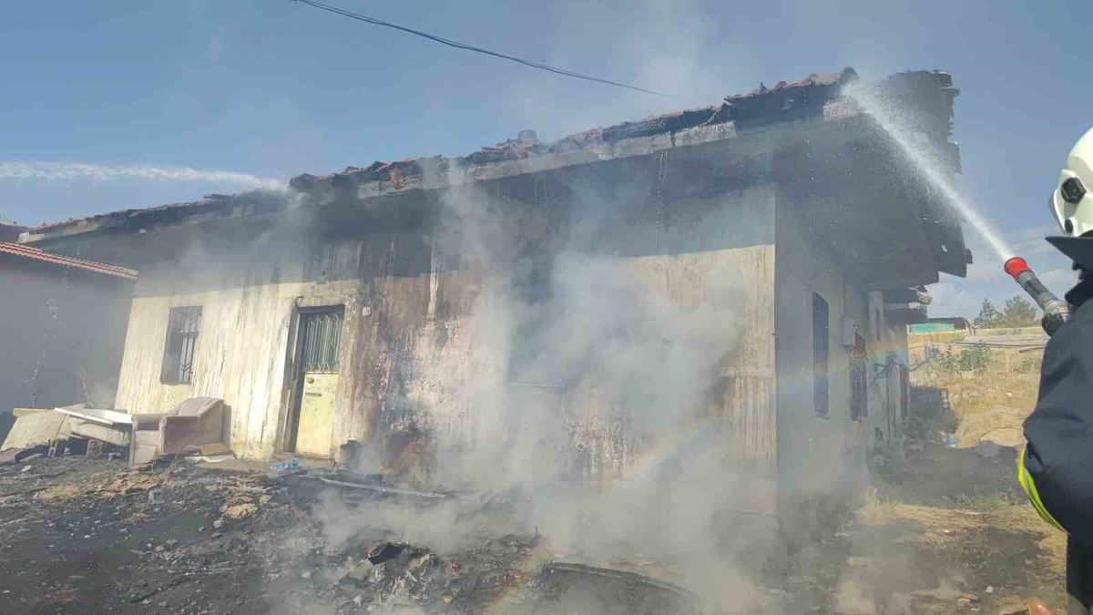 Şarkışla'da Ev Yangını: 1 Kişi Dumandan Etkilendi