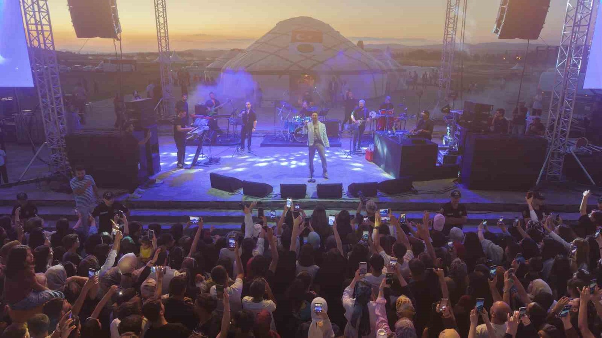 Sinan Akçıl Malazgirt'te Büyük Bir Konser Verdi