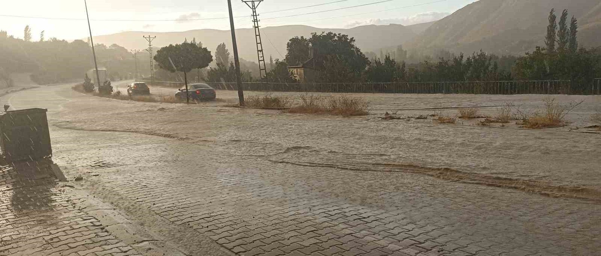 Gürün'de Şiddetli Yağış Hayatı Olumsuz Etkiledi