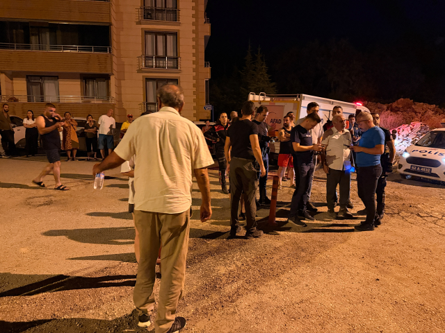Temel kazısı faciaya davetiye çıkardı: 5 katlı bina boşaltıldı