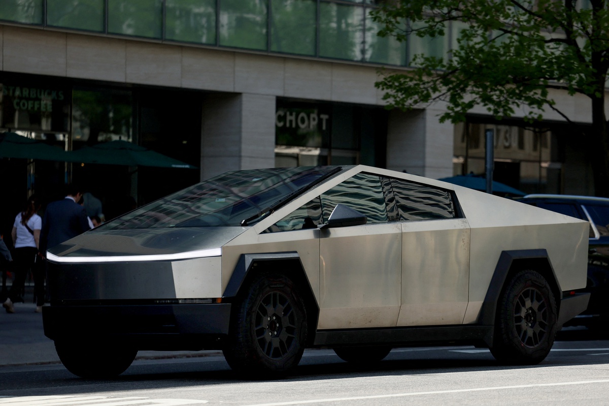 Tesla Cybertruck Fiyatlarını Artırdı
