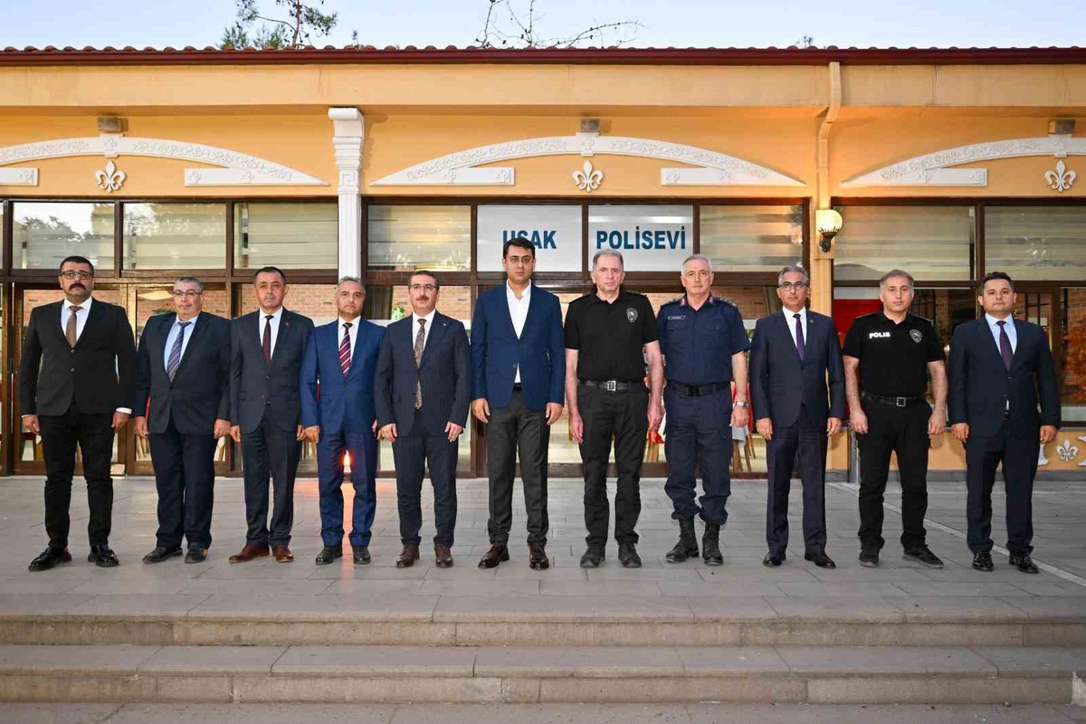 Uşak'ta Emniyet Mensupları İçin Rütbe Terfi ve Plaket Töreni
