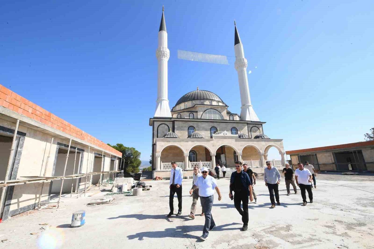 Balıkesir Valisi Camii İnşaatını İnceledi