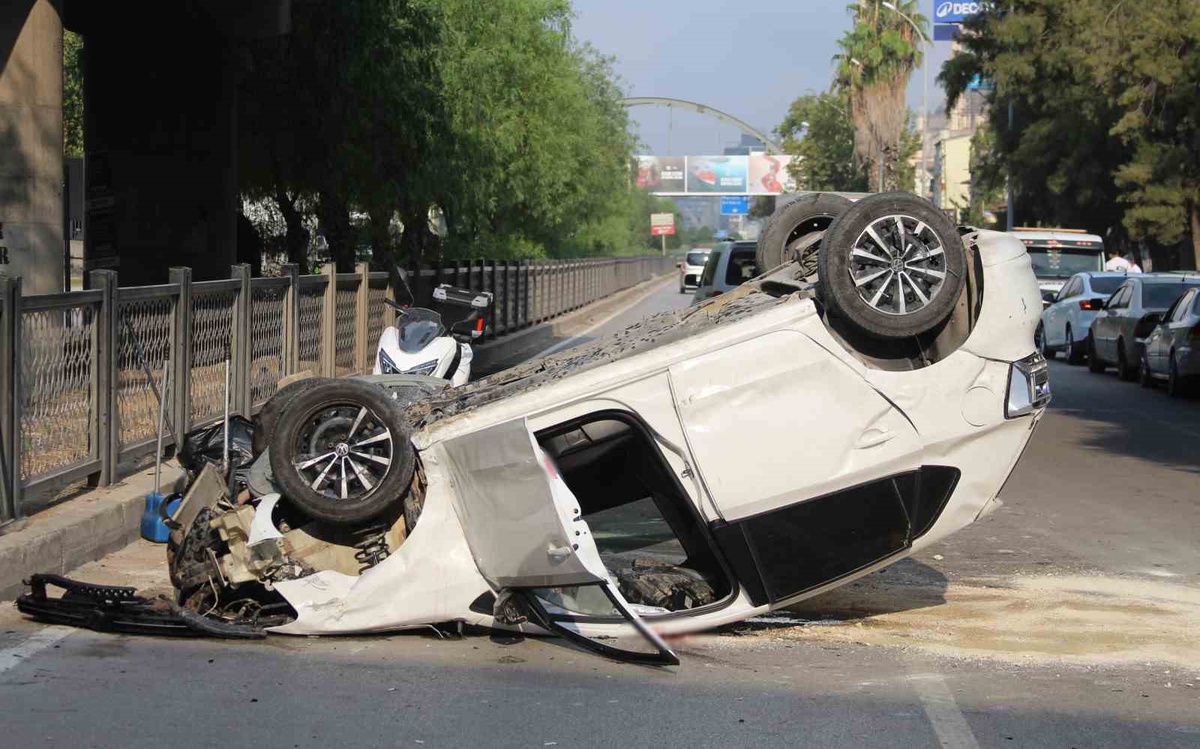 Adana'da Otomobil Köprüden Düştü: Sürücü Yaralandı
