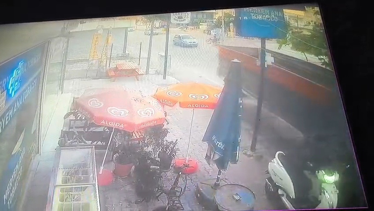Ceyhan'da Traktör Römorku Kaldırımda 2 Kişiye Çarptı
