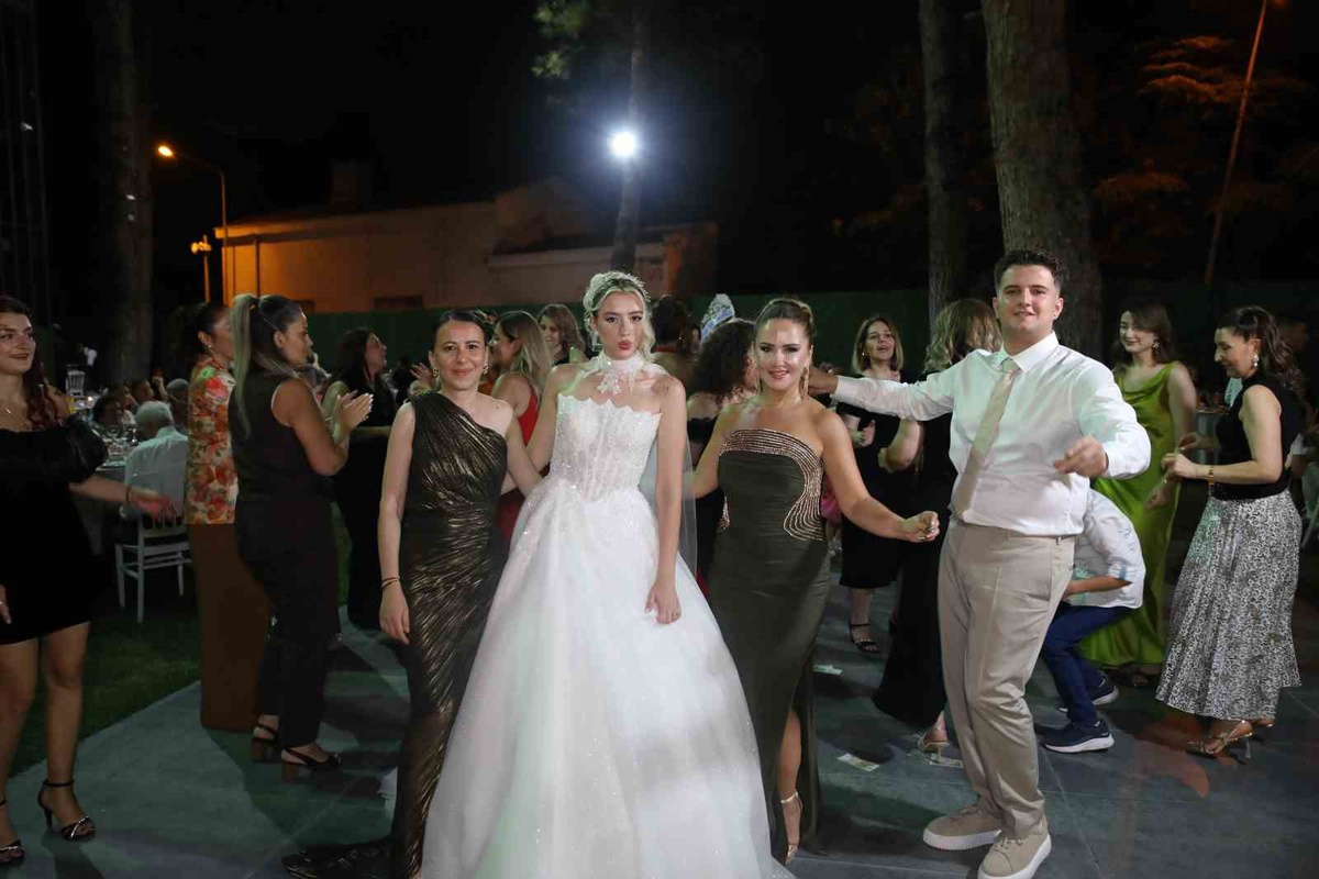 Türk ve Romanyalı Aşıkların Düğünü