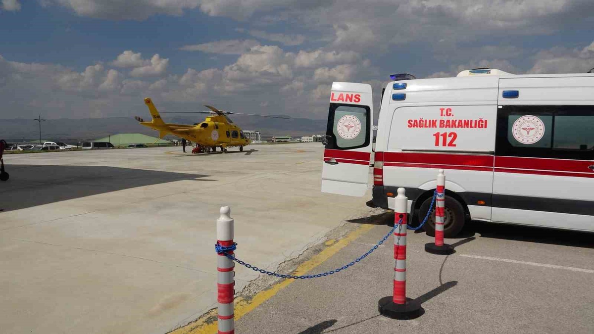 Traktör Devrildi, Genç Hastaneye Sevk Edildi