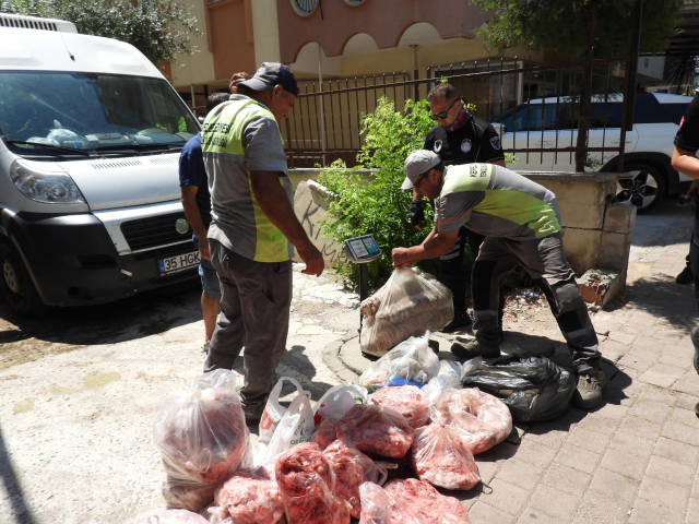 Antalya'da gıda deposuna denetim: 152 kilo et ve 20 bidon turşuya el konuldu
