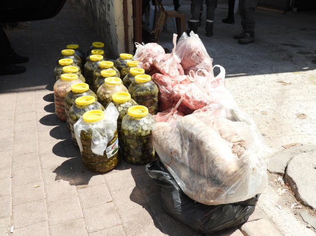 Antalya'da gıda deposuna denetim: 152 kilo et ve 20 bidon turşuya el konuldu