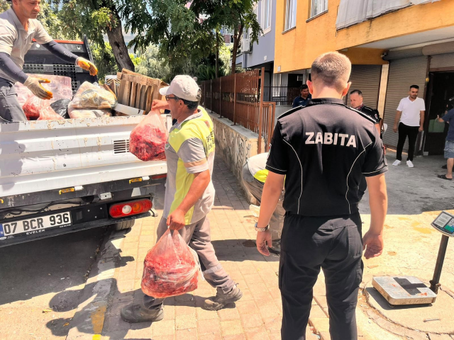 Antalya'da gıda deposuna denetim: 152 kilo et ve 20 bidon turşuya el konuldu