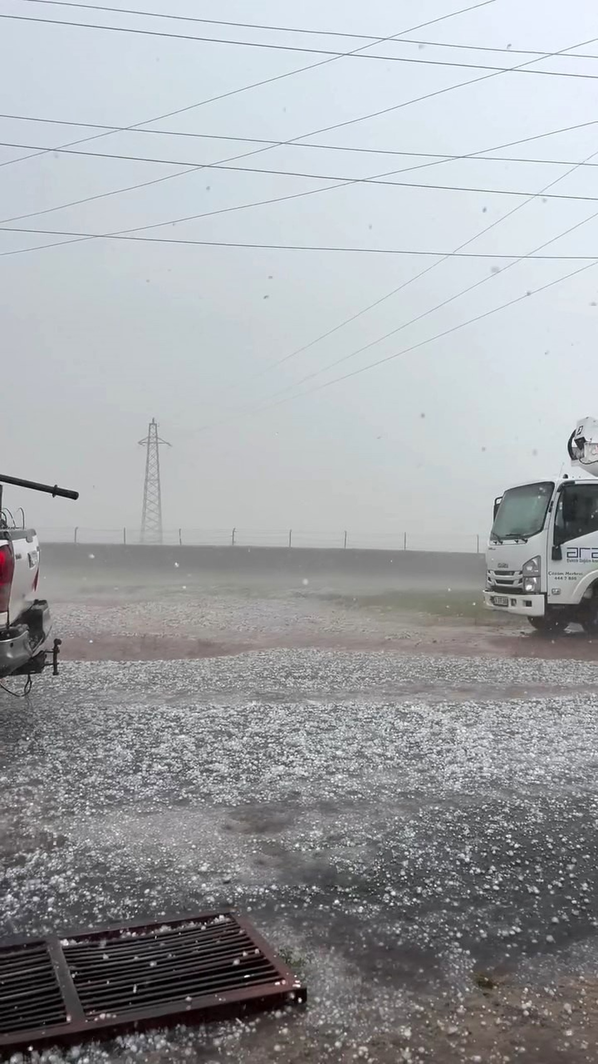Hanak'ta Dolu Yağışı Kış Manzarası Yarattı