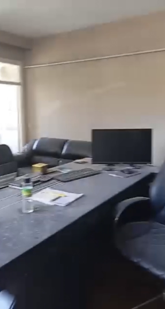 Avcılar’da koltukta uzandığı sırada iş makinesi dairenin duvarını yıktı