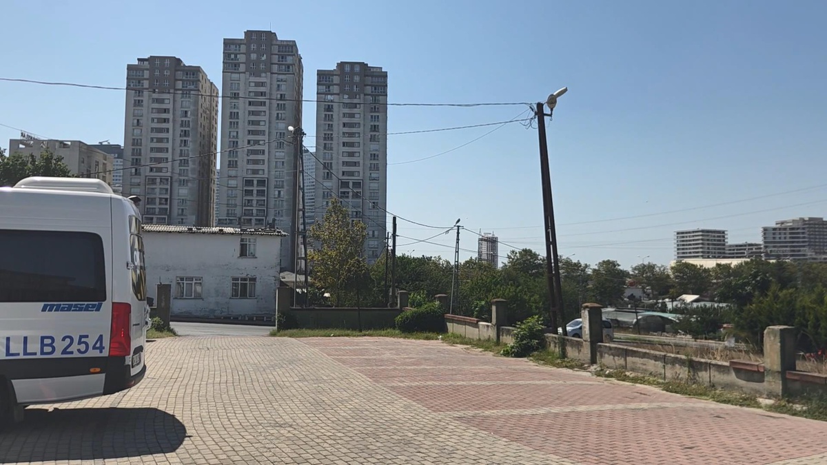 Başakşehir'de Silahlı Saldırı: Genç Ağır Yaralandı